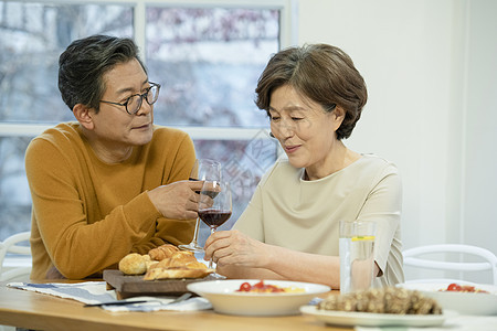 饭桌上的恩爱夫妻图片