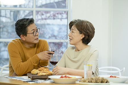 饭桌上的恩爱夫妻图片