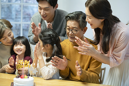 一家人给孩子过生日图片