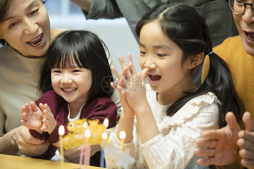 一家人给孩子过生日图片