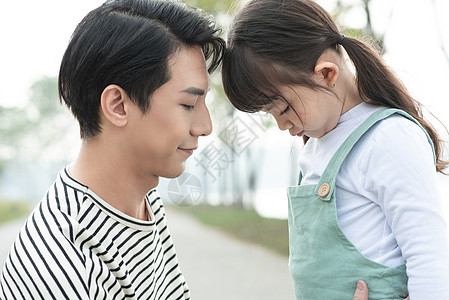 相亲相爱的父女二人图片素材