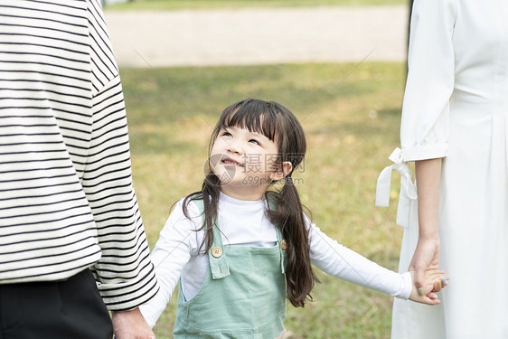 漫步家族妈妈父母在公园散步图片