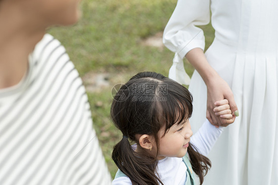 朋友度假少女父母在公园散步图片