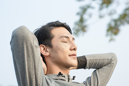 户外运动的青年男子图片