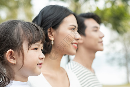 休假年轻的女孩男父母和孩子在户外玩的肖像图片