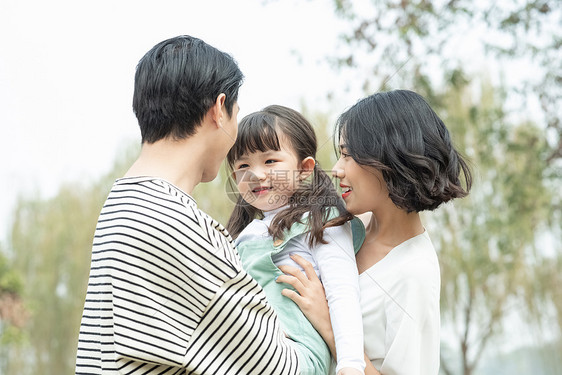 父母和小孩翠绿男子父母和孩子在户外玩的肖像图片