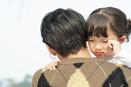 小男孩趴着小女孩身上图片