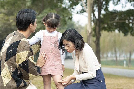 父母担心安慰受伤的小女孩图片