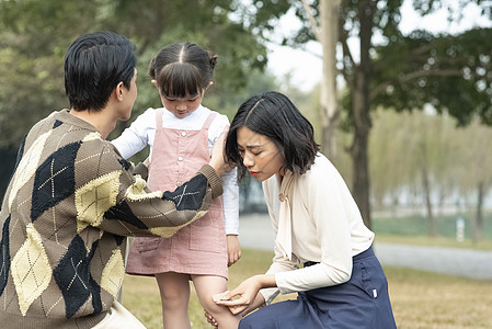 父母担心安慰受伤的小女孩图片