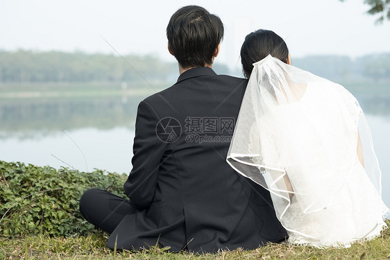 坐在湖边的新娘新郎背影图片