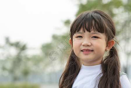 户外可爱的小女孩图片