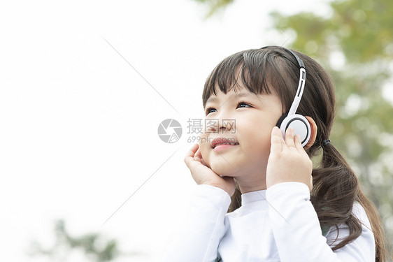 户外戴着耳机可爱的小女孩图片