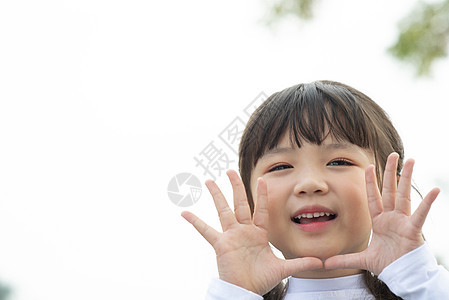 户外可爱的小女孩图片