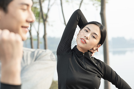 户外运动拉伸的青年女子图片