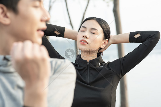 户外运动拉伸的青年女子图片