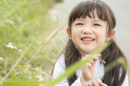 微笑符号高兴一人在户外玩的女孩的肖像图片