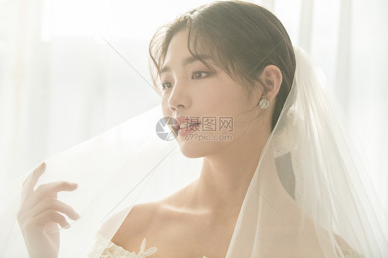 穿着婚纱佩戴头纱的美丽新娘图片