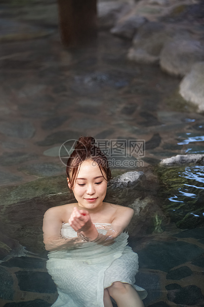 泡日式温泉的女性图片