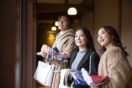 温泉度假客栈30多岁妇女和朋友享受温泉之旅图片