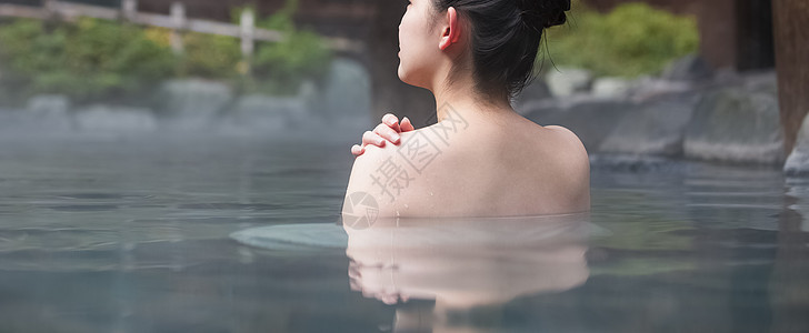 日式旅店轻松孤独的一个女人享受露天浴池图片