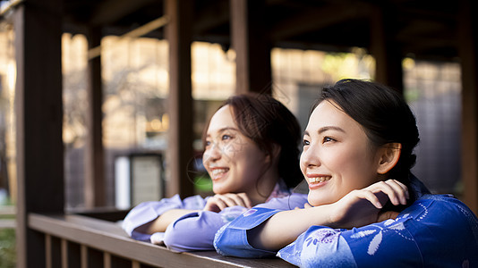 三人刚刚出浴妇女和朋友享受温泉之旅图片