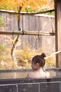 秋天女孩的背影图片