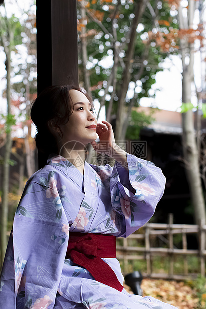 度假青春浴衣风格享受温泉旅行的妇女高清图片下载 正版图片 摄图网