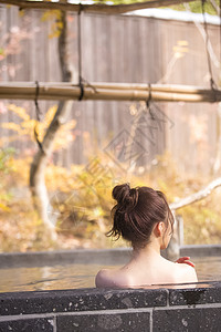 泡日式温泉的女性图片素材
