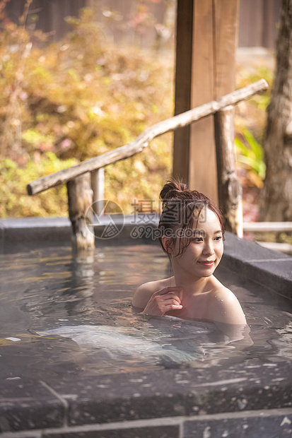 泡日式温泉的女性图片