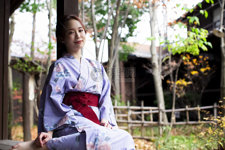 30多岁三十几岁浴衣享受温泉旅行的妇女高清图片下载 正版图片 摄图网
