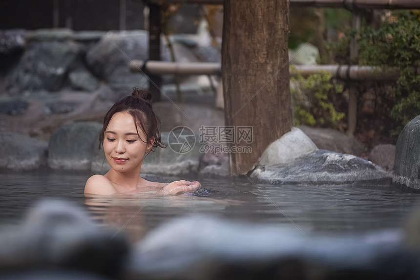 泡日式温泉的女性图片