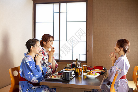 温泉度假酒店用餐的姐妹朋友图片