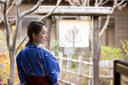 女人秋天日式旅店享受温泉旅行的妇女图片