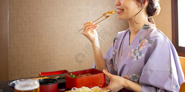 吃便当的日式美女图片
