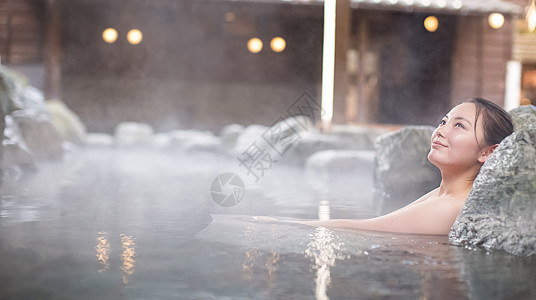 泡日式温泉的女性图片