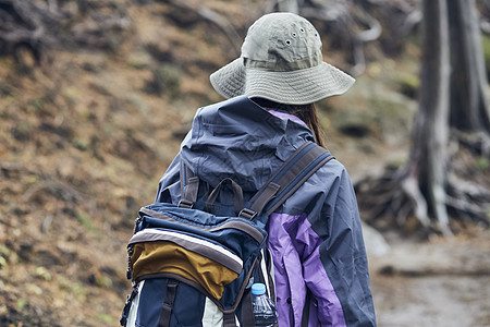 年轻女人徒步登山探险图片