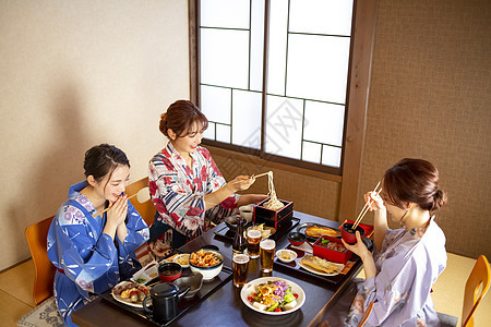 朋友一起享受美食温泉之旅图片