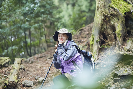 年轻女人徒步登山探险休息图片