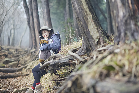 年轻女人徒步登山探险休息图片