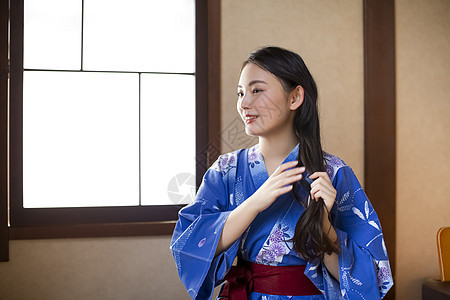 整理发型的年轻女子图片