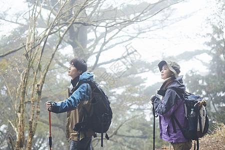 两个年轻人徒步登山图片