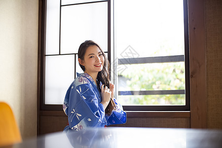 疗法一人空白部分一个女人在一家旅馆换衣服图片