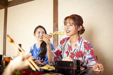 米饭假日女士们妇女和朋友享受温泉之旅图片