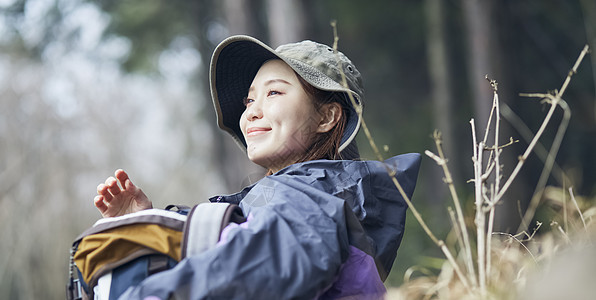 年轻女性户外徒步爬山休息图片