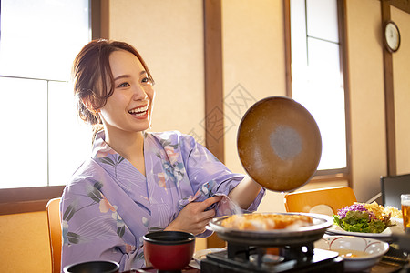 日本菜肴可爱日本料理享受温泉旅行的妇女图片