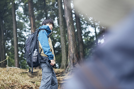 年轻男人徒步登山探险图片