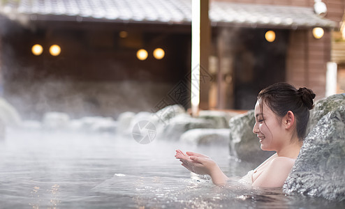 泡日式温泉的女性图片