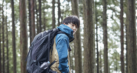 年轻男人徒步登山探险图片