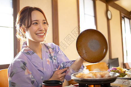 九寨沟秋季享受假期的秋季美女背景