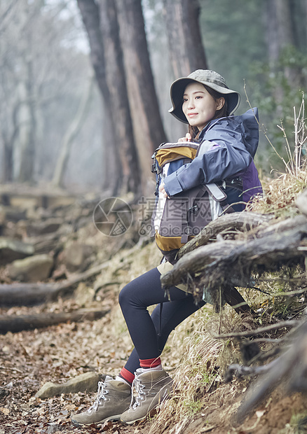 年轻女人徒步登山探险休息图片